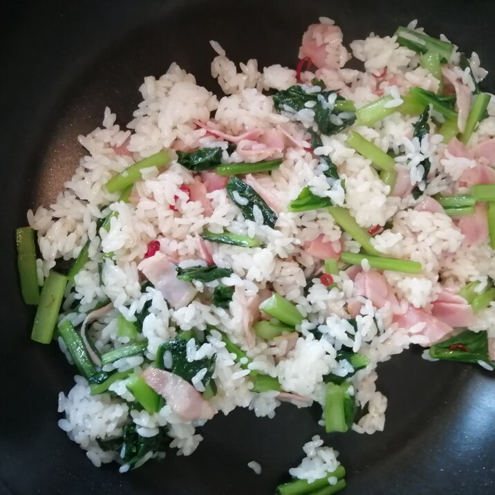 小松菜とベーコンのピリ辛炒め飯